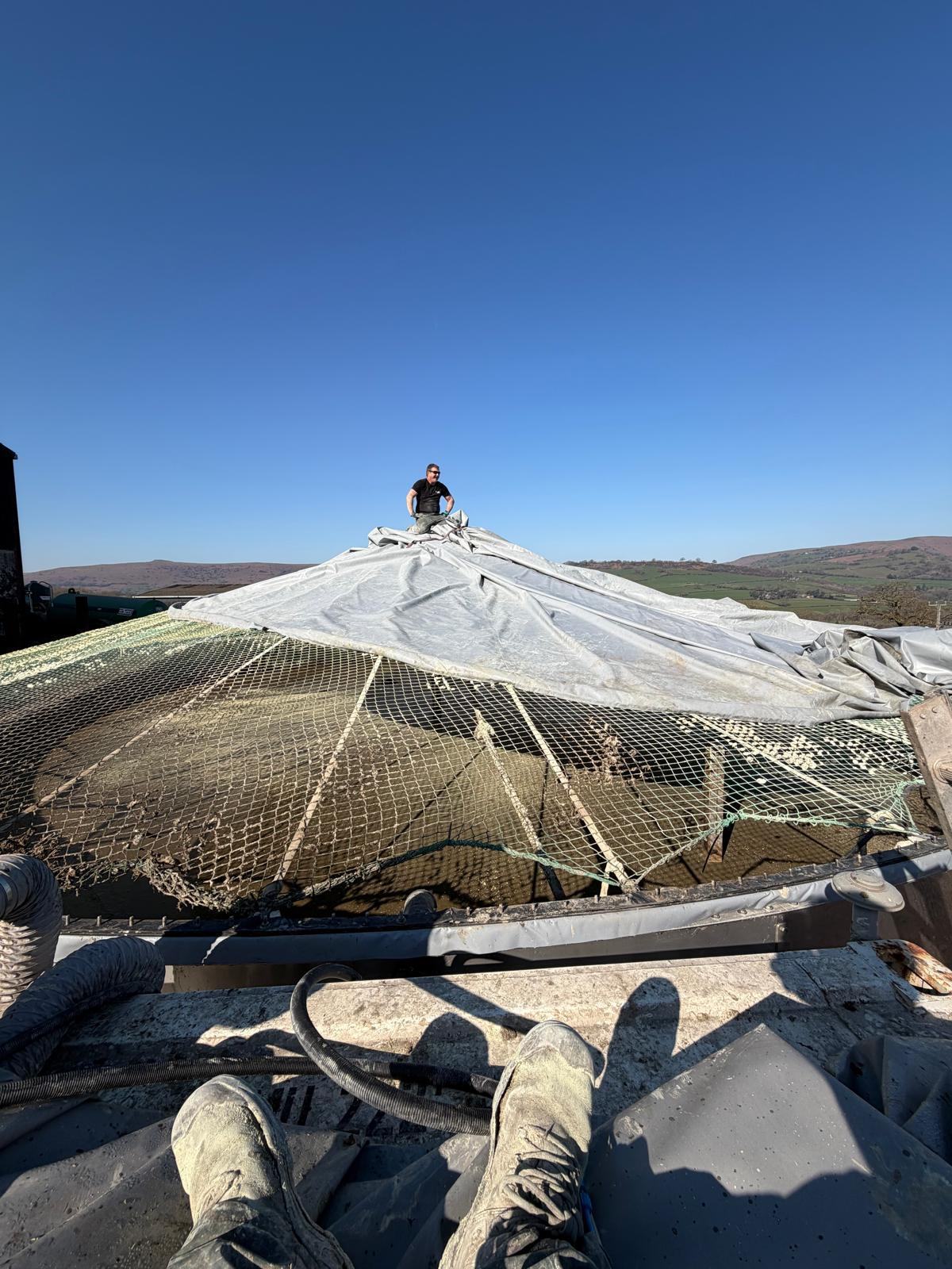 Tensioning the digester cover during tank construction