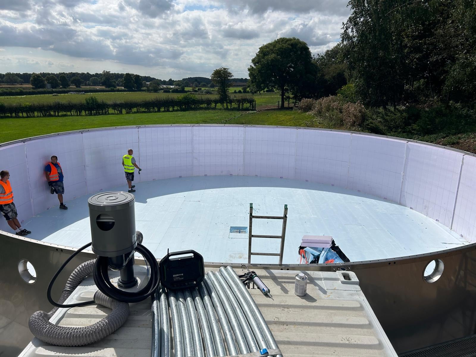 Fitting the interior lining of a digester tank